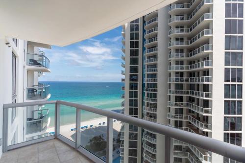 Sunny Isles 1BDR Sea View and Pool in Miami Beach, USA