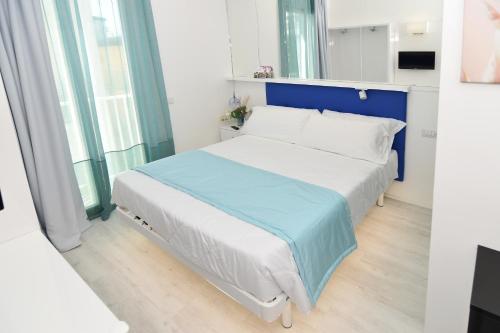 Small Double Room image 2