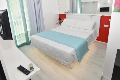 Small Double Room image 1