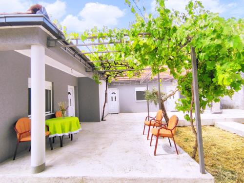 Viesnīcas āriene, Celtis Shade House in Godinje