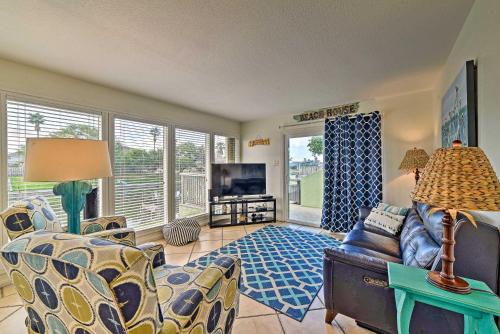 Breezy Corpus Christi Condo with Deck and Fishing Dock in Corpus Christi, USA