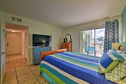 Breezy Corpus Christi Condo with Deck and Fishing Dock - image 12