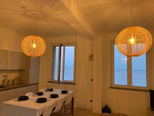 Incanto sul mare con enorme terrazza e piscina