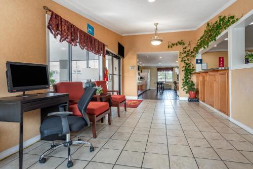 Lobby, Econo Lodge in Oxford (AL)