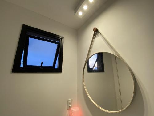 85 New studio w balcony, fast wifi and movie screen!