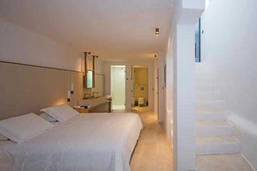 317512505 Hotel Adonis