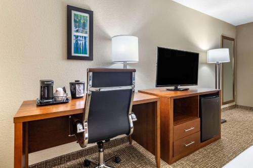 Comfort Inn & Suites Spring Lake - Fayetteville Near Fort Liberty