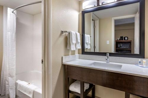 Comfort Inn & Suites Spring Lake - Fayetteville Near Fort Liberty