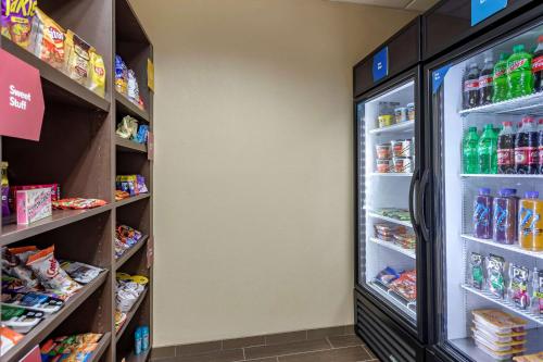 Comfort Suites Manchester - image 11
