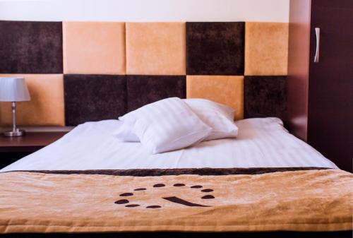 3 twin beds