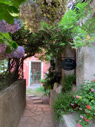 THE SECRET GARDEN ARONA VILLA in Piazza del Popolo 16 Historical Center