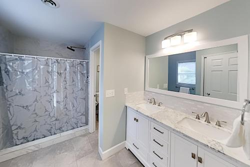 Lotus & Pearl - Central Locale - 15 Mins to Beach Duplex - image 9