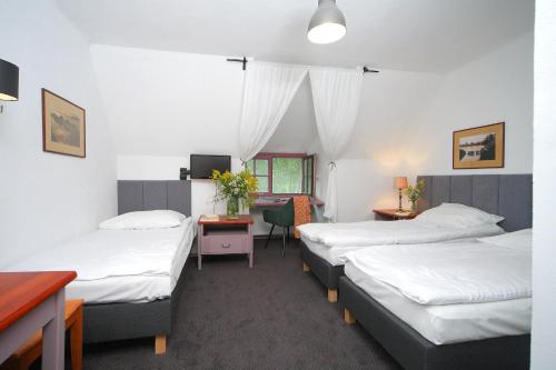 3 twin beds