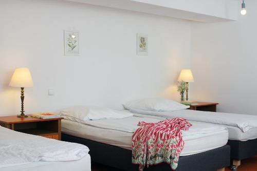 4 twin beds