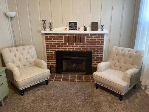 Downtown 2 Bedroom Cottage, Sleeps 6, Walking Distance to Honeywell, Downtown Restaurants, Shopping