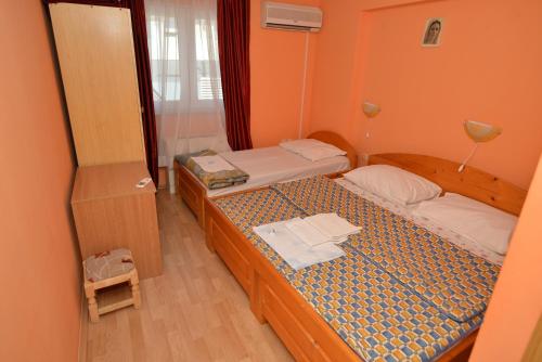 1 queen bed, 1 twin bed