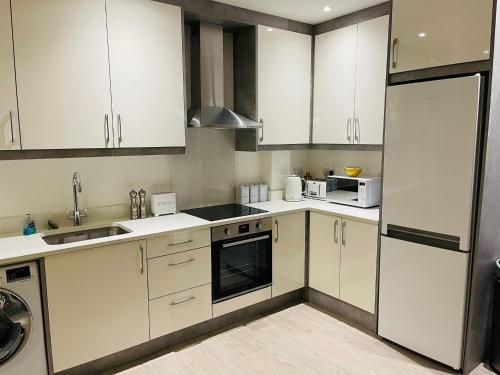 Picture of Salt Hill Windsor Legoland Eton Heathrow Luxury 2 Bed 1 Bath Free Parking