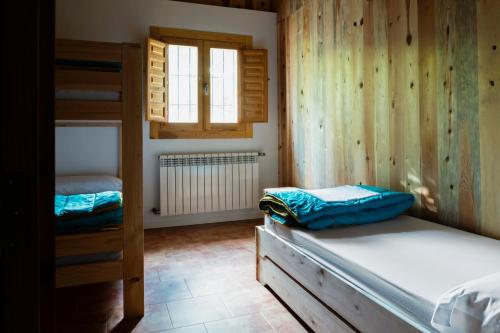 1 twin bed, 1 bunk bed