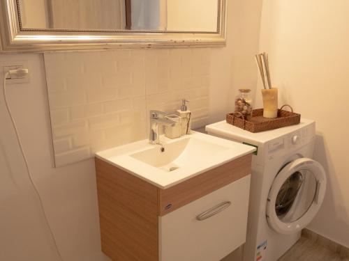 One-Bedroom Apartment image 1