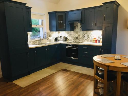 Cocina, Keanes Country Cottage in The Heart Of The West in Sligo City Center