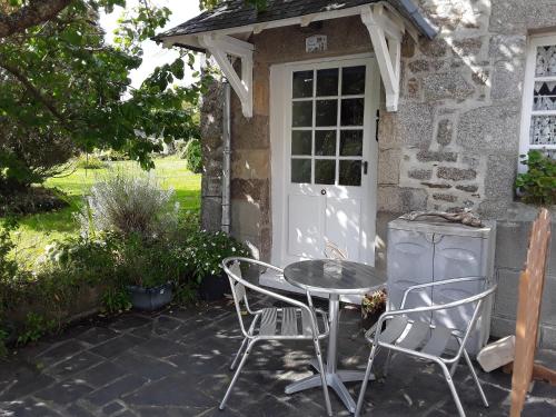 B&B Trélivan - Ker Jerome - Traditional Stone Breton Cottage near to Dinan - Bed and Breakfast Trélivan