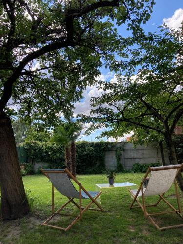Kert, SUITE AVEC TERRASSE ET JARDIN AUX PORTES DE PARIS in Les Pavillons-sous-Bois