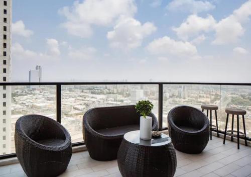 Modern Sea View Apt in Luxury Tower l Mamad – khách sạn tại Bat Yam