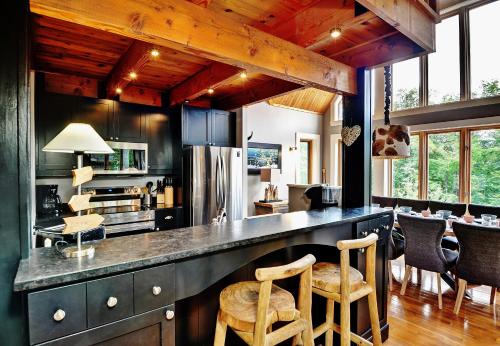 Chalets Alpins - 56 Chemin des Skieurs in Stoneham (QC)