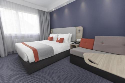 Standard Queen Room with Single Sofa Bed