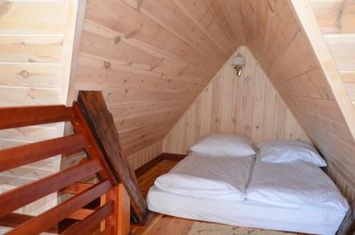 2 twin beds, 1 sofa bed, 1 futon bed