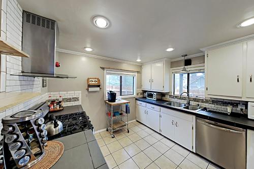 Dream Street Retreat with Hot Tub & Central Locale home - main image