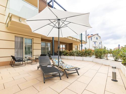 Leonardo with swimming pool and garden in Borghetto