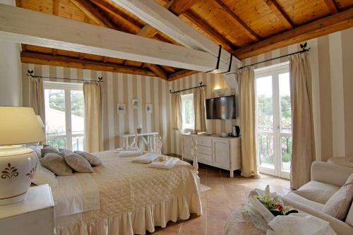 1 king bed, 1 sofa bed