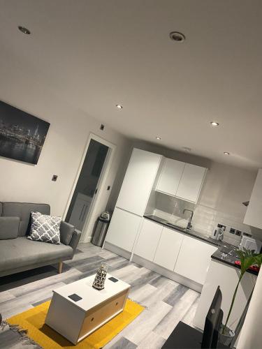 Vibrant 2 Bedroom Apartment - BHX Airport