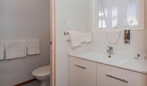 Bathroom, Motel Six in Whangarei