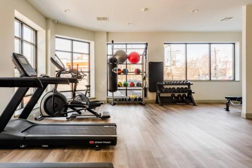Lavish City View Apt - Mins to DT / Free Parking