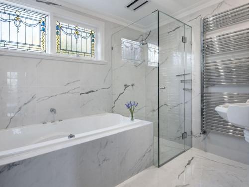 Bathroom, Gladville- old world charm with stunning views in Daylesford and Macedon Ranges