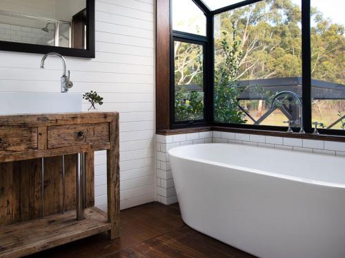 Fürdőszoba, Green Gully House - a scenic country retreat in Glenlyon