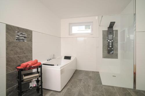 Apartment image 8