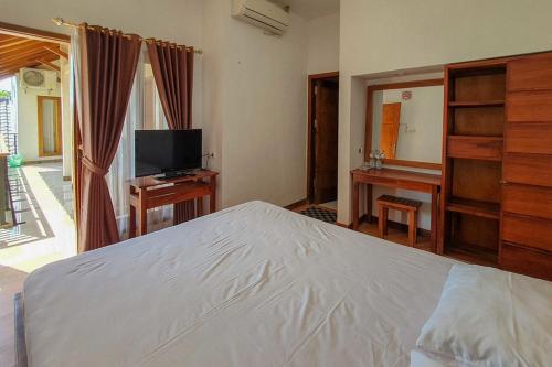 Rumah Eyang Tardjo Syariah Mitra RedDoorz in สุโกฮาร์โจ