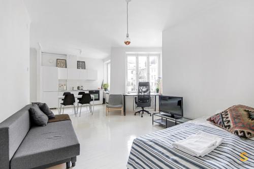 WeHost Studio for 4 with A Soothing Inner Yard Park View in Töölö