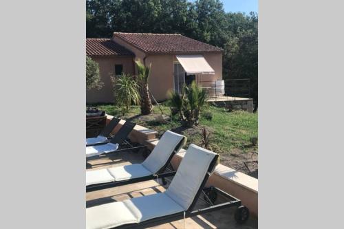 Logement attenant à une villa T2 avec terrasse .