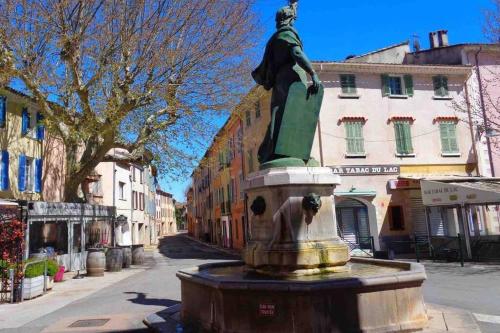 Logement attenant à une villa T2 avec terrasse .