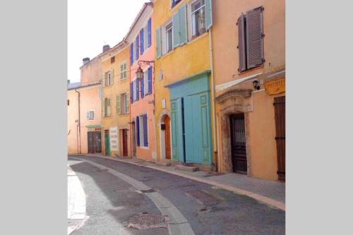 Logement attenant à une villa T2 avec terrasse .