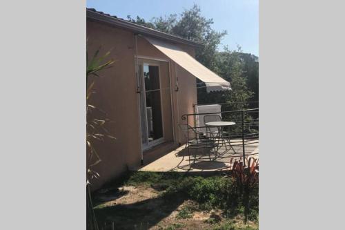 Logement attenant à une villa T2 avec terrasse .