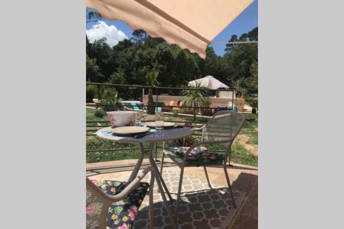 Logement attenant à une villa T2 avec terrasse .