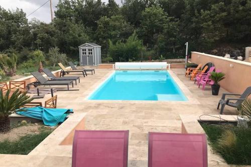 Logement attenant à une villa T2 avec terrasse .