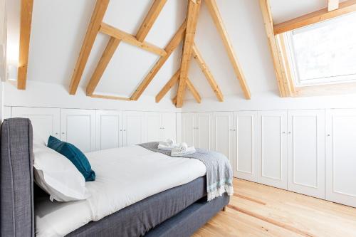 Bright 3BR Flat w/ AC in City Center by LovelyStay 4