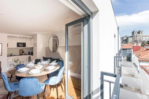 Bright 3BR Flat w/ AC in City Center by LovelyStay, Порту