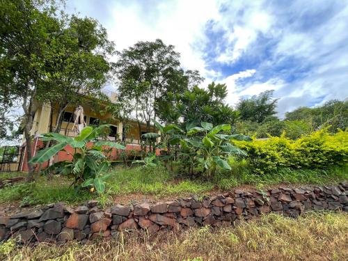 CosmicStays Countryside Panorama-Lakeview Bungalow